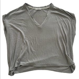 V-neck // grayish purple // flowy, open sleeves